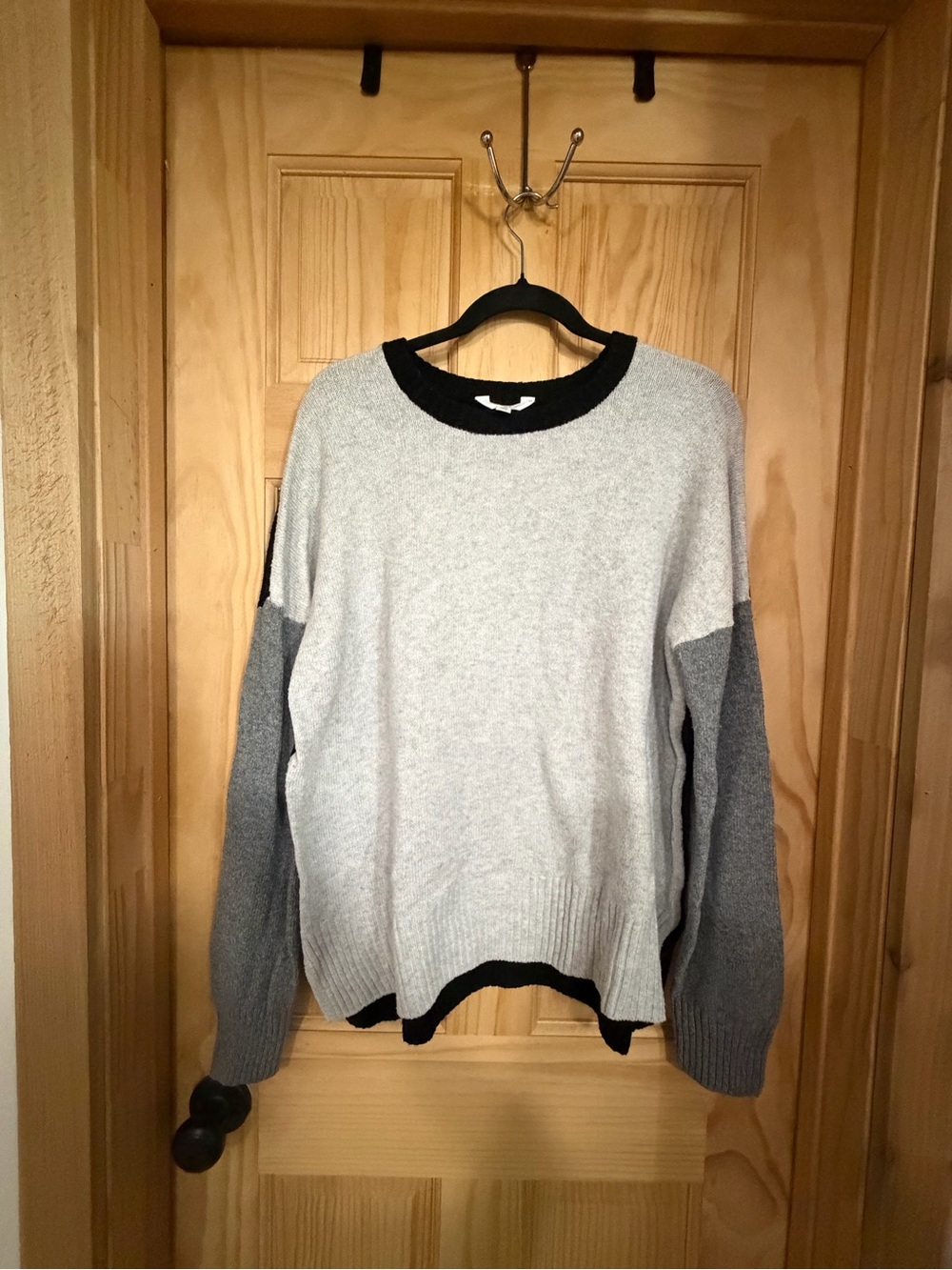 Women's Colorblock Crewneck Sweater - Light Gray, Dark Gray & Black